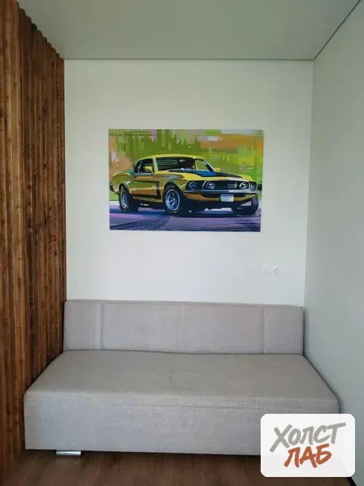 Холст с жёлтым Ford Mustang над диваном в современной гостиной