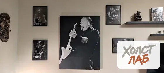 Галерея холстов Metallica на стене